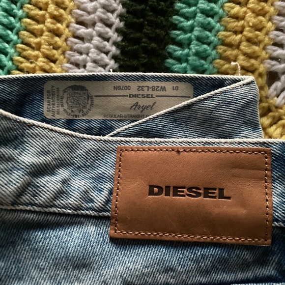 Light wash distressed diesel jeans - Picture 15 of 15